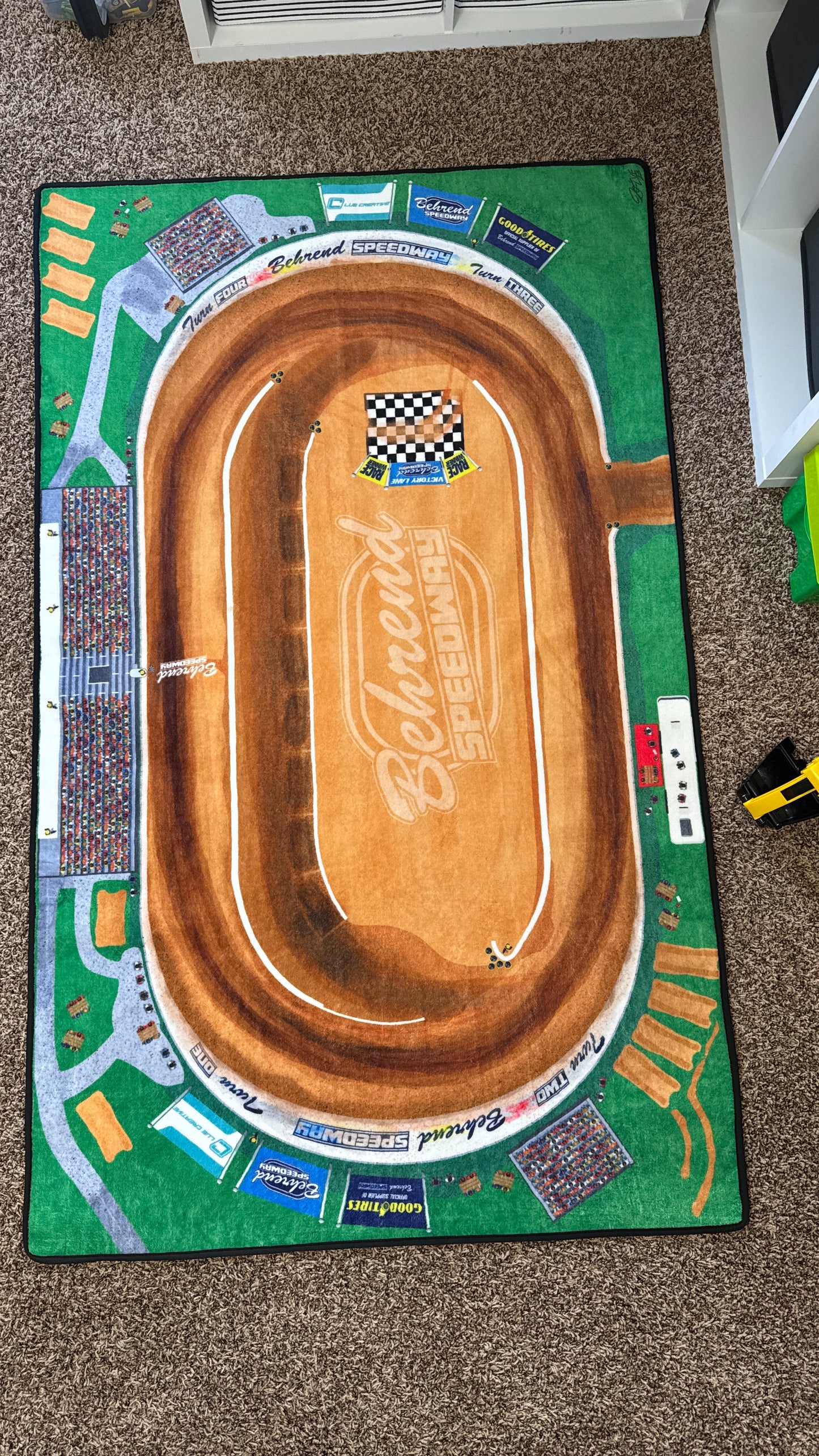 Dirt track rug without cars